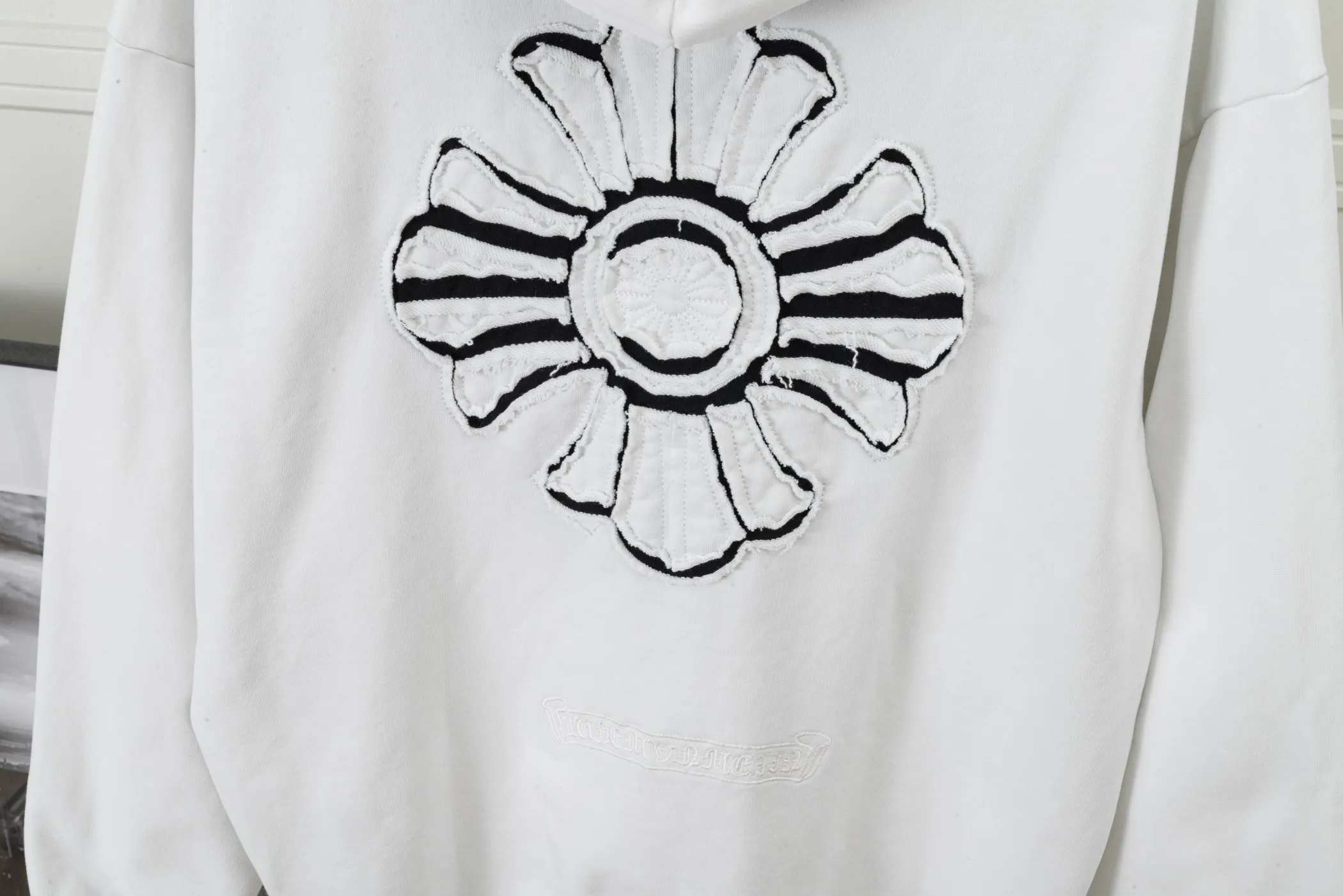P320 𝗖𝗵𝗿𝗼𝗺𝗲 𝗛𝗲𝗮𝗿𝘁𝘀/Cro Heart 2025 Cross Patch Embroidery Summer New Original Single Counter American Acid Washed Distressed Laser Burnt Patch Embroidery Couple Casual Hooded Sweatshirt Customized fabric 440g tripe terry fabric! American acid-washed and distressed original fabric laser burnt ✟appliqué embroidery and exquisite embroidery of letters! The best-selling model at the counter. It is very comfortable to wear. It is low-key yet luxurious. It is very classy when worn. The large size and tailoring are needless to say. The upper body is exquisite and vivid. 👍High-end first-class materials. A truly palace-level product. The cotton from Turkey is of outstanding quality. After heavy washing, the clothes are very soft! Not picky, the upper body is absolutely stylish and extremely luxurious. Auxiliary materials: The original model has been authenticated and labeled ➕100% silk washed with water label. Genuine purchase-grade original hangtag➕matching hanging rope➕3D hanging beads➕original packaging bag. Craftsmanship: The original version has consistent wiring! The highest version of the armhole matching technique! Countless times of pattern making to 100% restore the original appearance! The correct version is the same for men and women, super eye-catching, super good-looking, and super atmospheric! Color: white, washed black, washed blue Size: XS-L